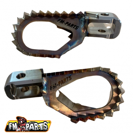 FM-PARTS OFFSET SPODNÓŻNKI (KOMPLET) STAINLESS FOOTPEGS KTM/HUSQVARNA `17-22, GAS-GAS `21-22 KOLOR STALOWY